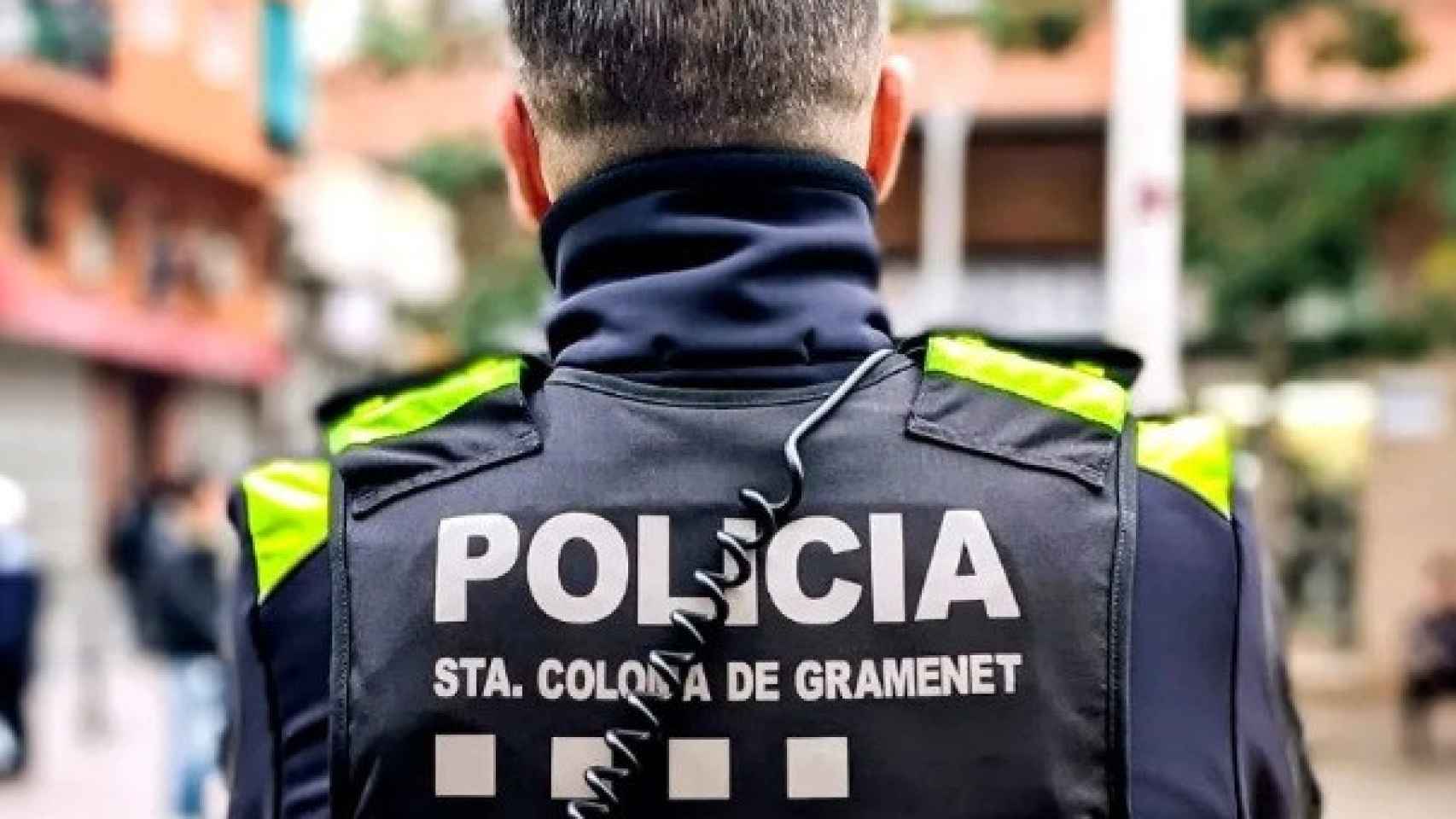Un agente de la Policía Local de Santa Coloma