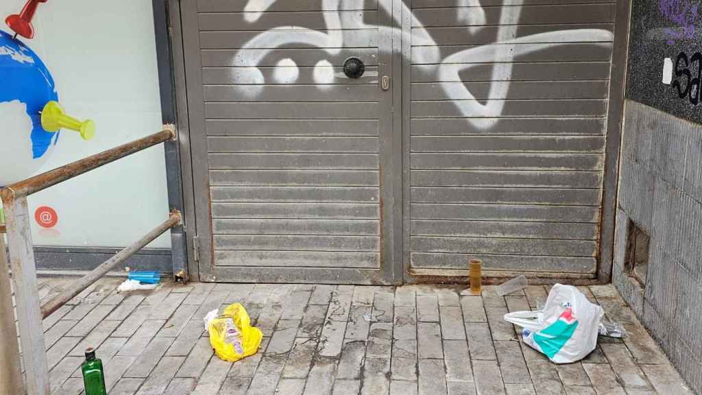 Pintadas y suciedad en una puerta cercana a la discoteca