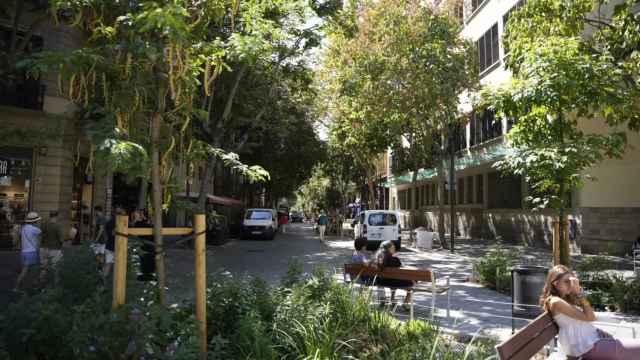La calle de Consell de Cent de Barcelona tras su reurbanización en un eje verde