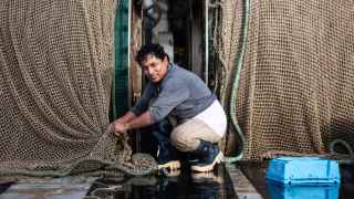 Los últimos pescadores que resisten en la Barceloneta turística