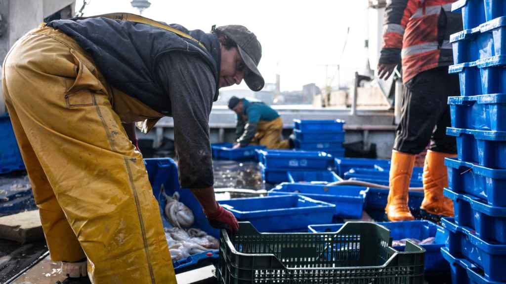 Uno de los pescadores en la embarcación