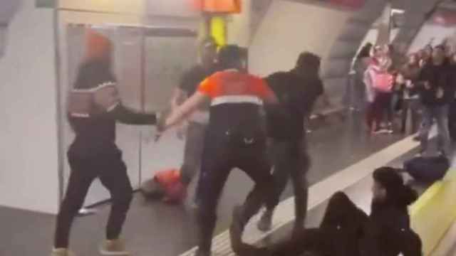 Captura de la pantalla de la pelea en el metro