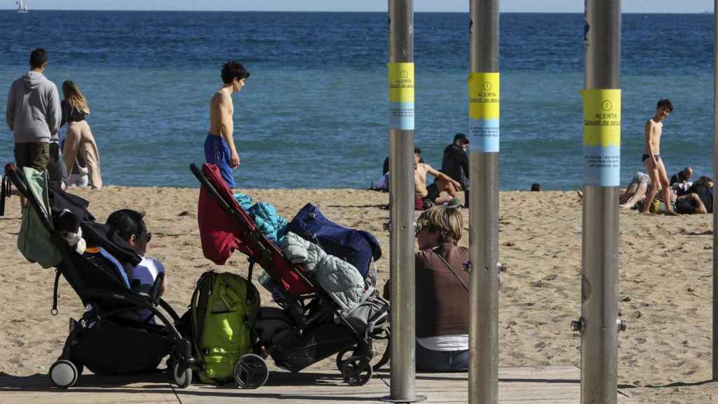 Usuarios en una playa de Barcelona en una imagen de archivo