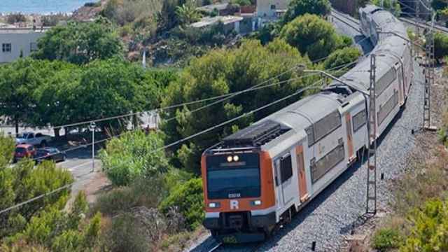 Un tren de Rodalies Renfe a la altura de Castelldefels