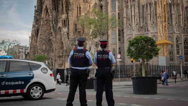 Dos agentes de Mossos d'Esquadra ante la Sagrada Família