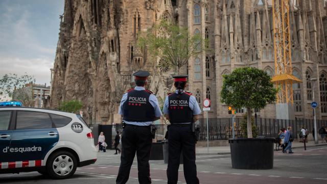 Dos agentes de los Mossos d'Esquadra ante la Sagrada Família