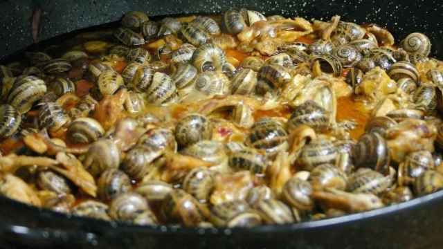 Un plato de caracoles en una imagen de archivo