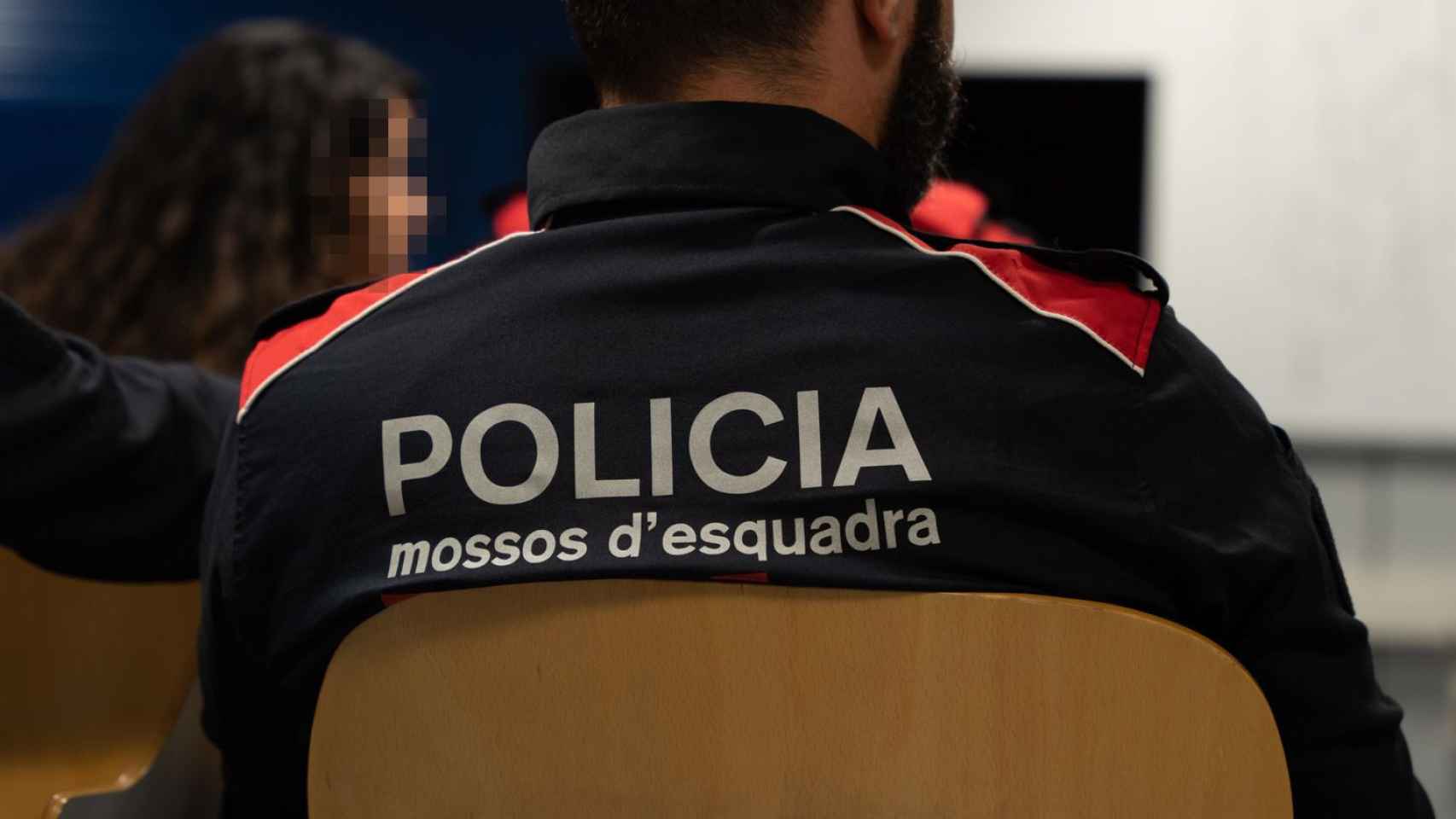 Un agente de los mossos en la comisaría de Badalona