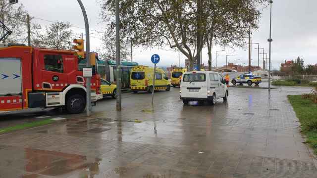 Ambulancias y policía en el lugar del accidente en Sant Adrià