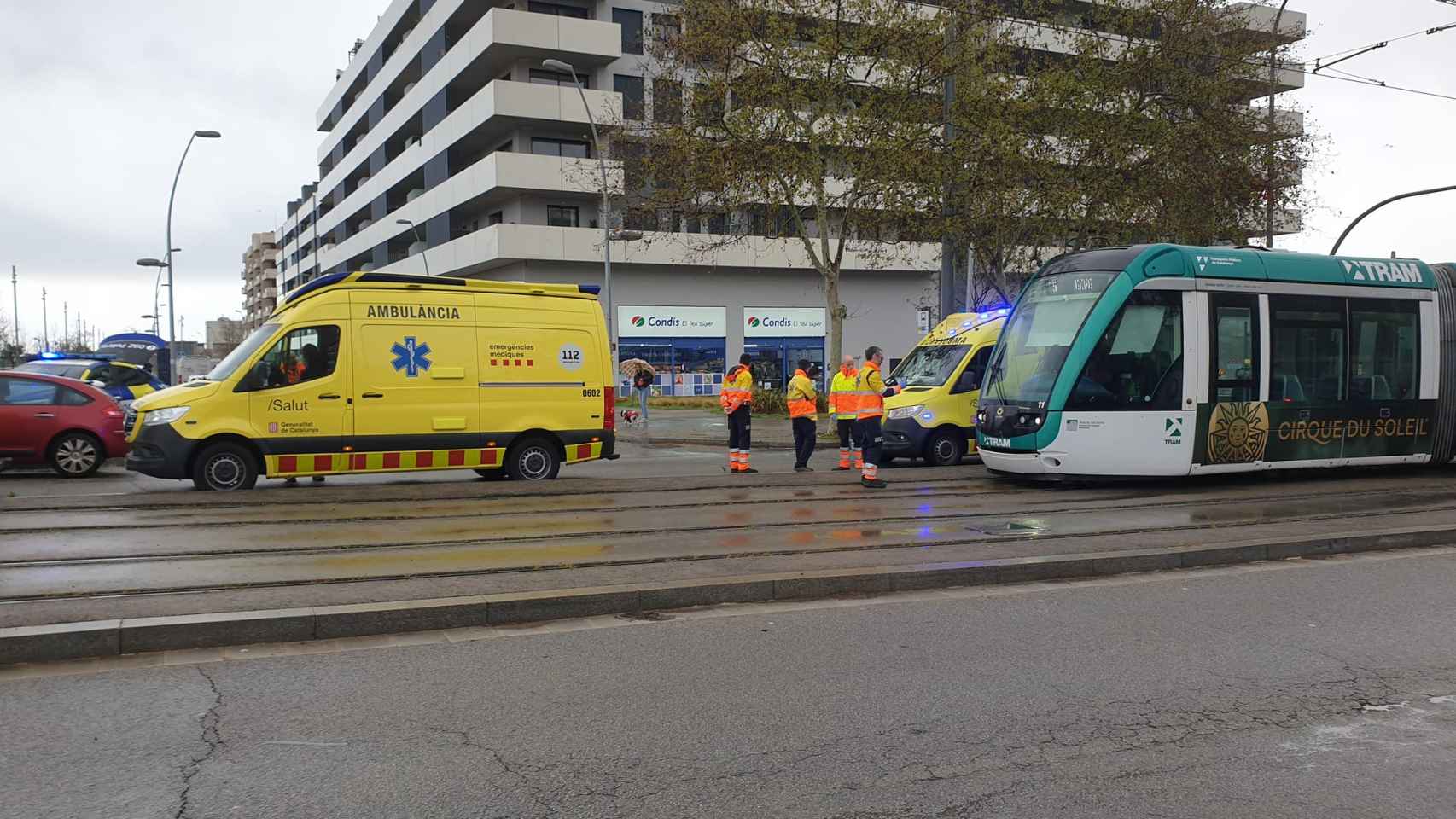 Ambulancias y policía en el lugar del accidente en Sant Adrià