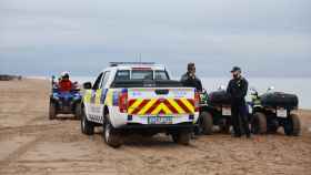 Agentes de la Policía Local de Castelldefels en una actuación en la playa