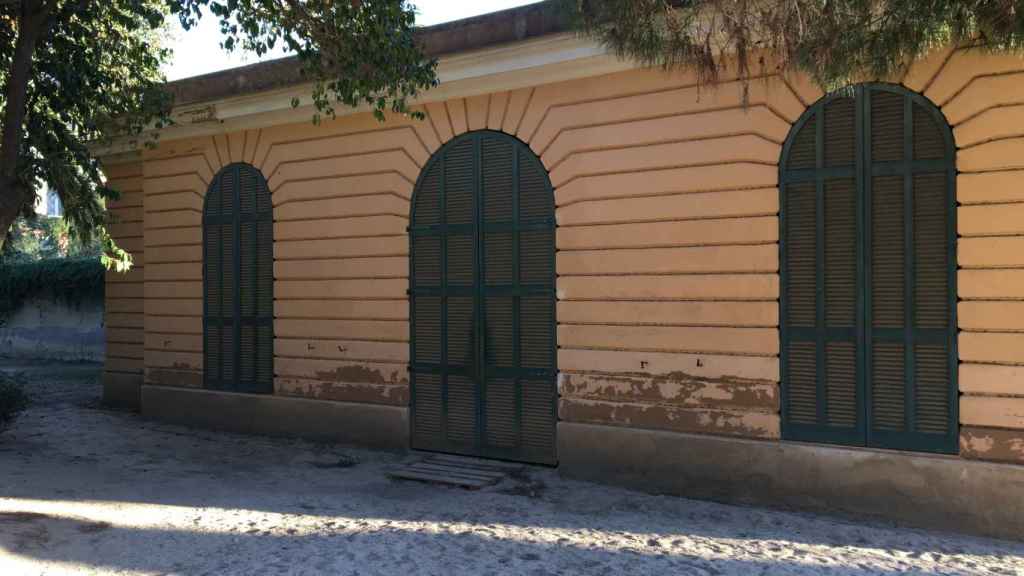 Pabellón junto a la entrada de los jardines de Pedralbes