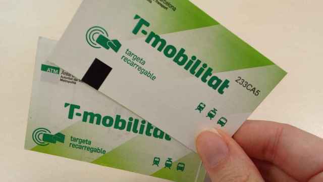 Dos tarjetas en formato cartón de la T-Mobilitat indistinguibles