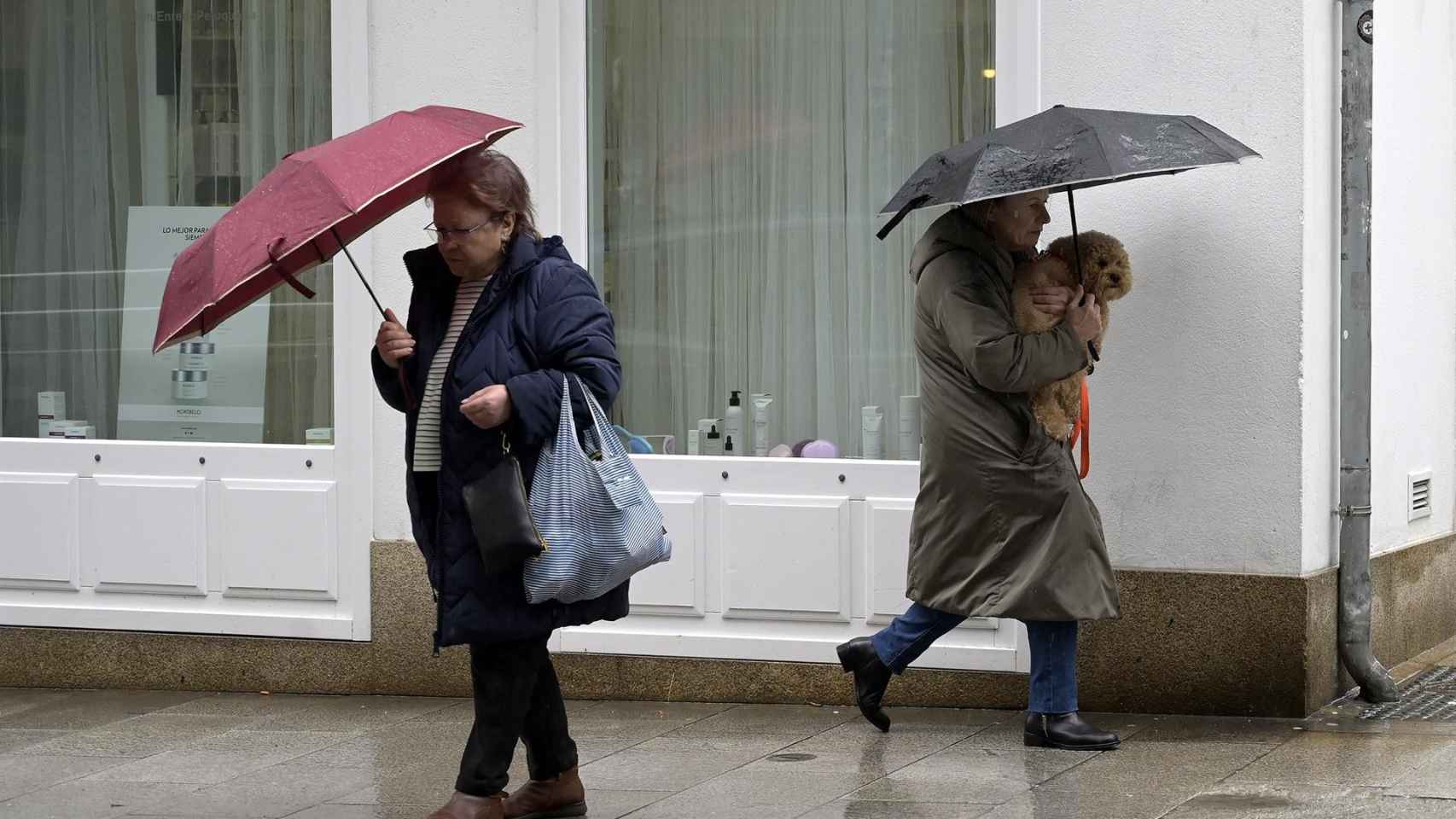 Dos mujeres se refugian de la lluvia