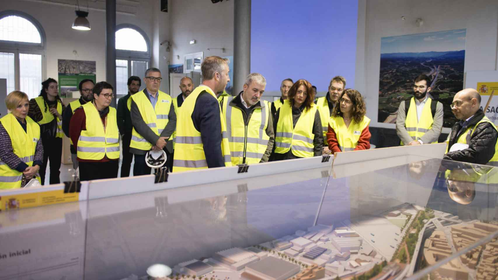 El alcalde de Barcelona, Jaume Collboni, y la teniente de alcalde, Laia Bonet, han conocido el estado actual de las obras de la estación de la Sagrera