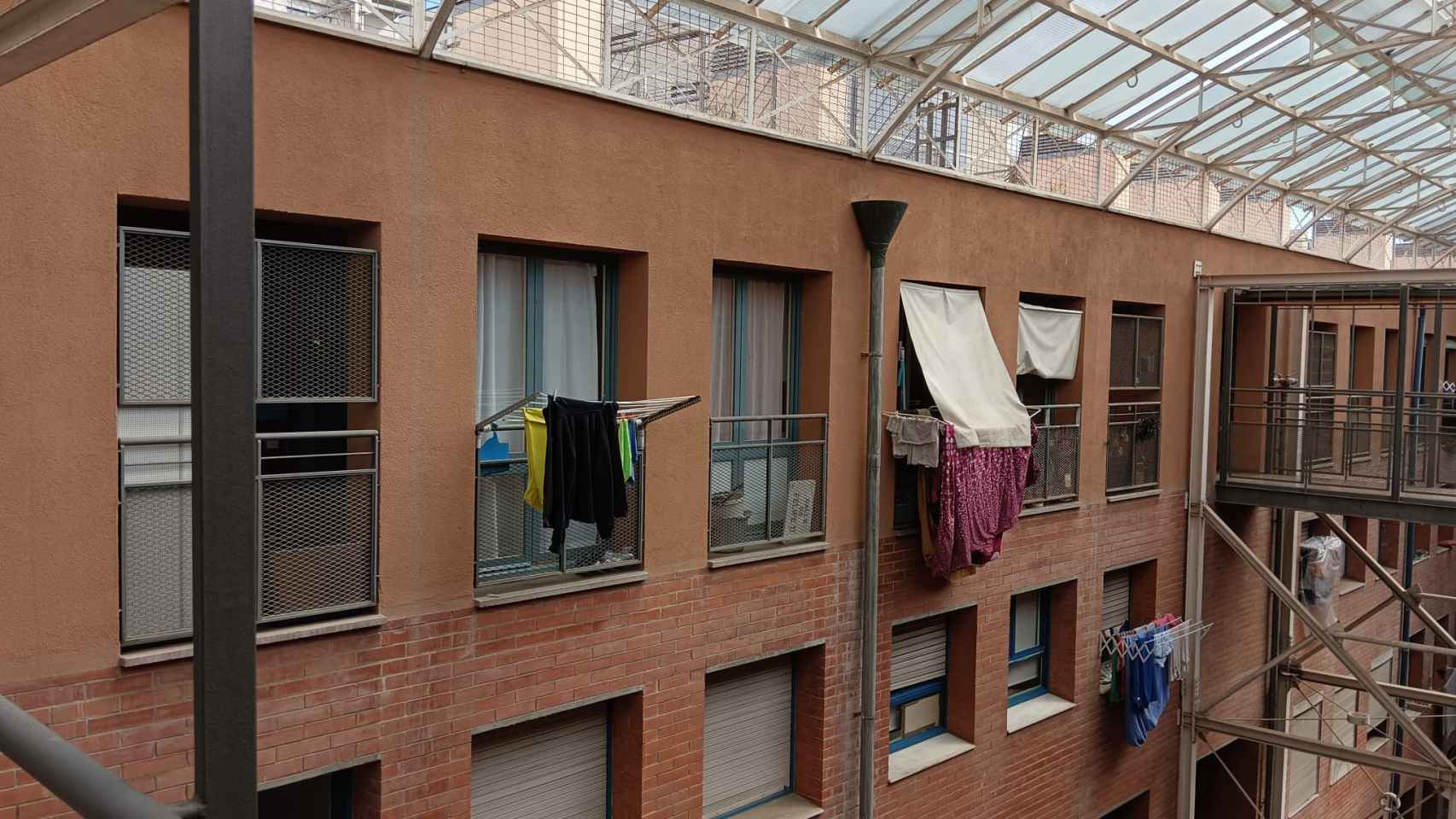 Los balcones del piso de Carol llenos de ropa tendida de los okupas
