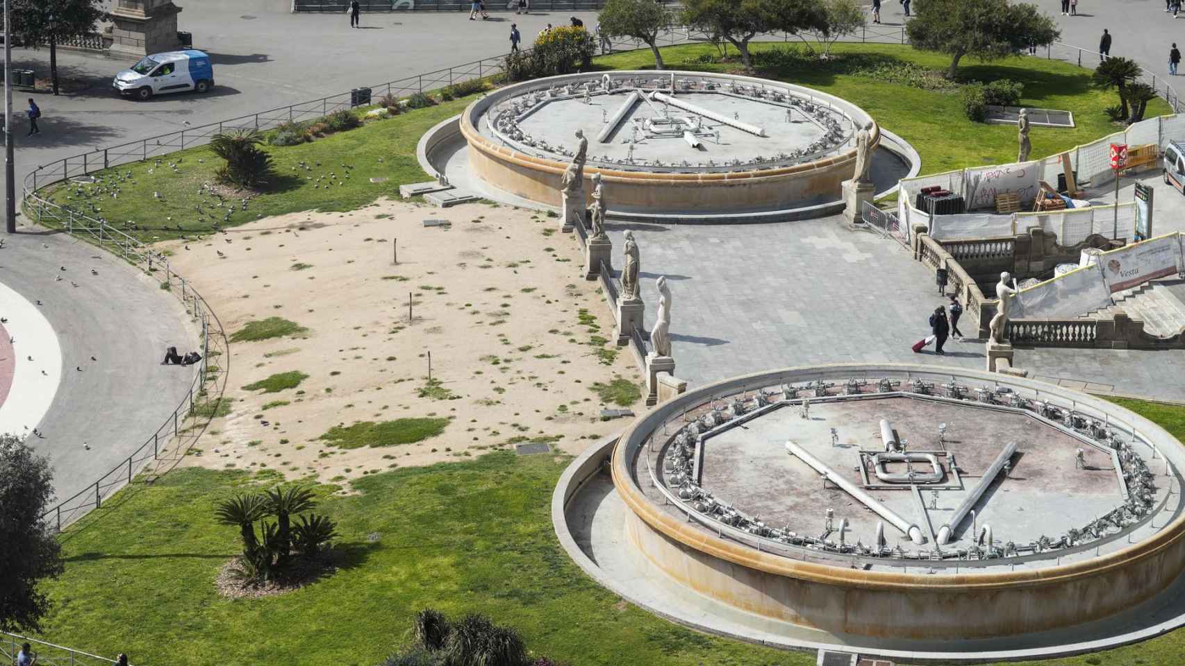 La zona de césped de la plaza de Catalunya de Barcelona, desertizada por la sequía