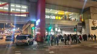 Un hombre se lía a hachazos contra el McDonalds del Màgic de Badalona y siembra el pánico entre los clientes