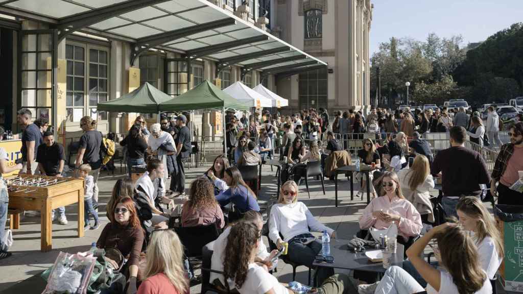 Terrazas para comer y beber en el Gran Flea Market en la Estació del Nord de Barcelona