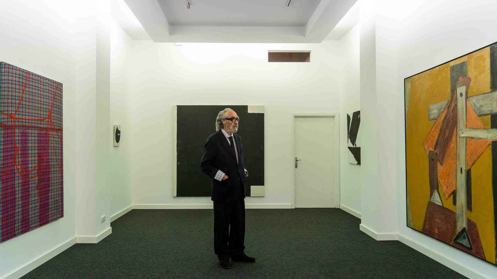 Carles Taché, en su galería con obras de Campano