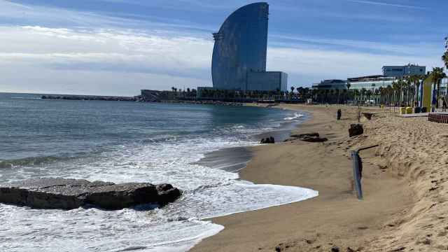La playa de Sant Sebastià de Barcelona afectada por el temporal Nelson