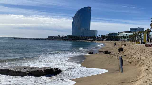 La playa de Sant Sebastià de Barcelona afectada por el temporal Nelson