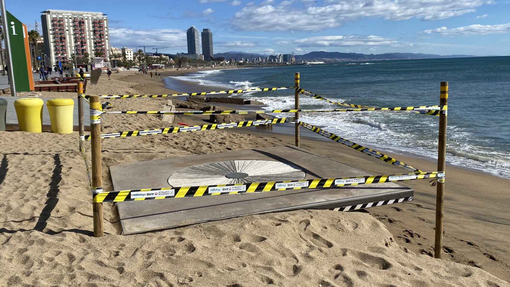 Las duchas de la playa de Sant Sebastià de Barcelona afectadas por el temporal Nelson