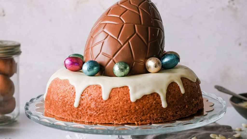 Mona de Pascua con un huevo de chocolate