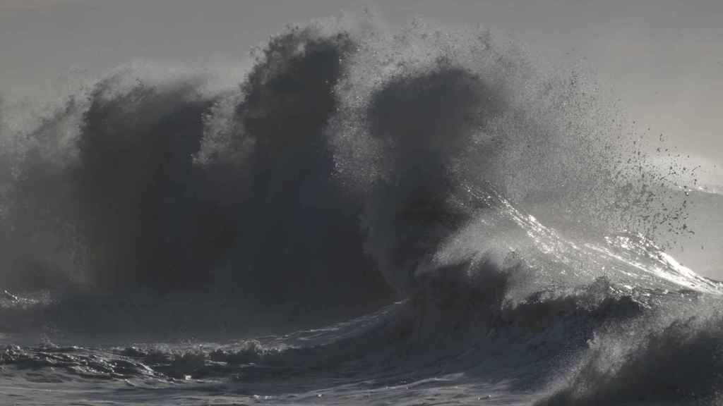 Imagen de archivo de olas gigantes en la playa de Gavà