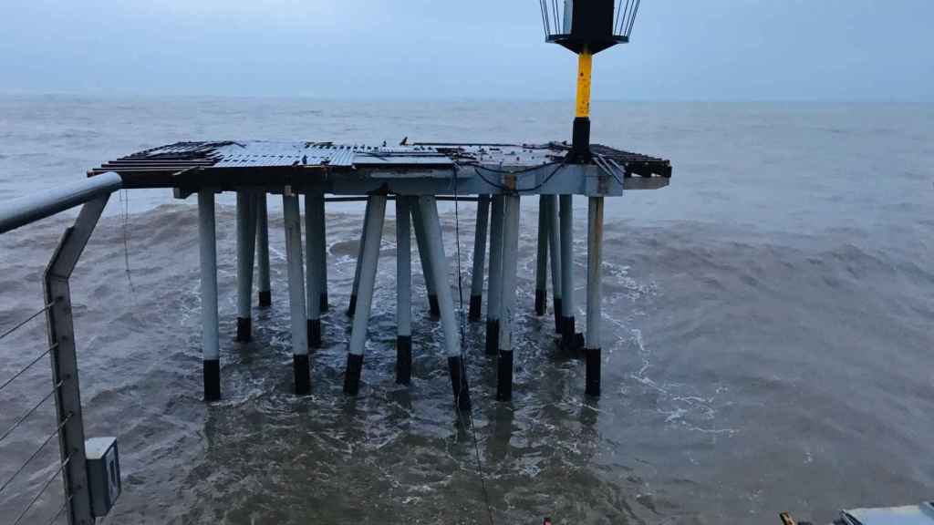 El Pont del Petroli de Badalona partido en dos tras el temporal Glòria