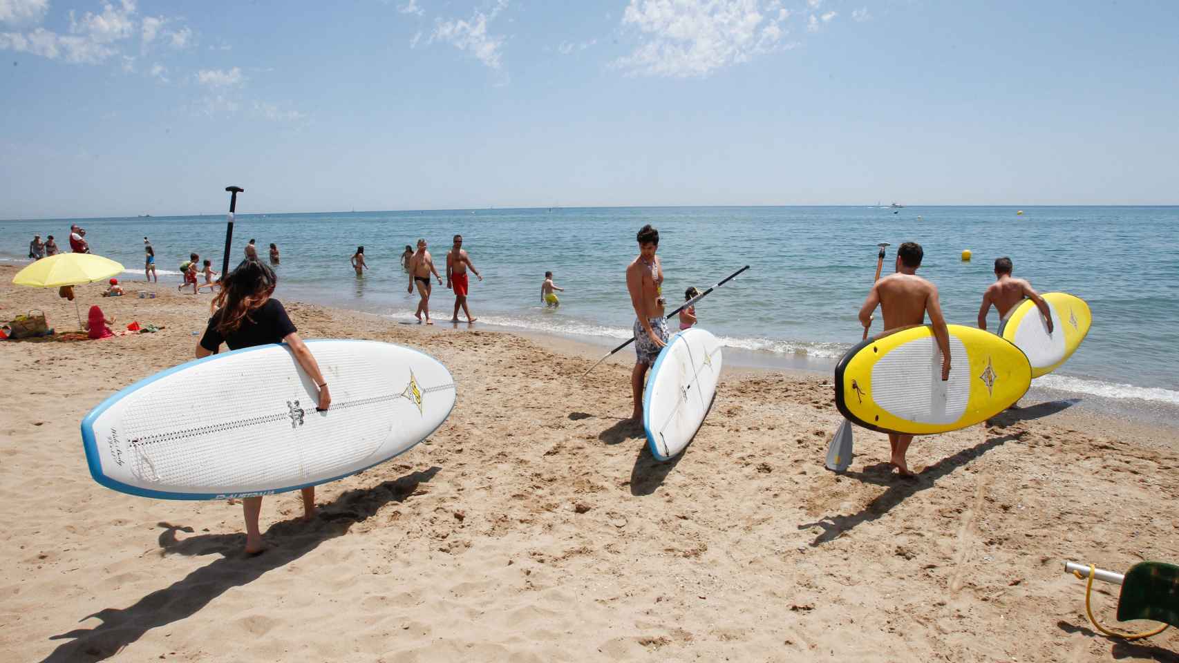 Bañistas practicando deporte en la playa de Gavà