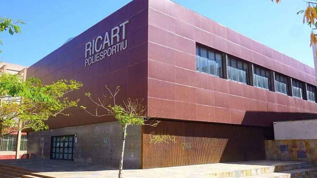 Exterior del polideportivo Ricart de Sant Adrià