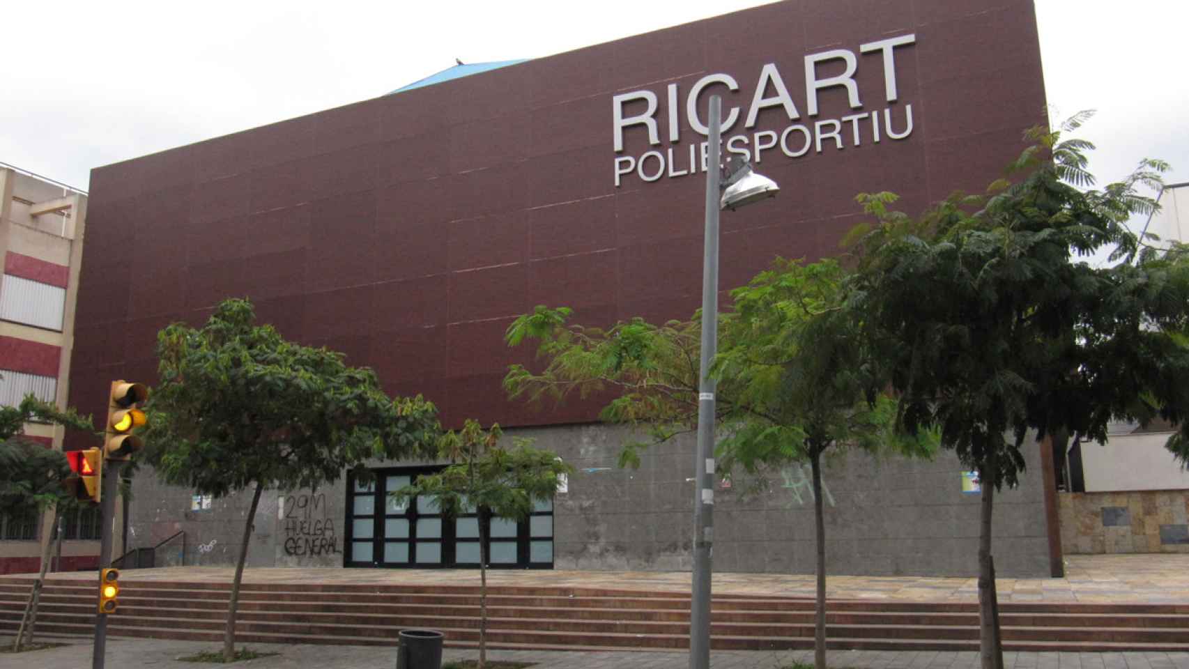 Exterior del polideportivo Ricart de Sant Adrià