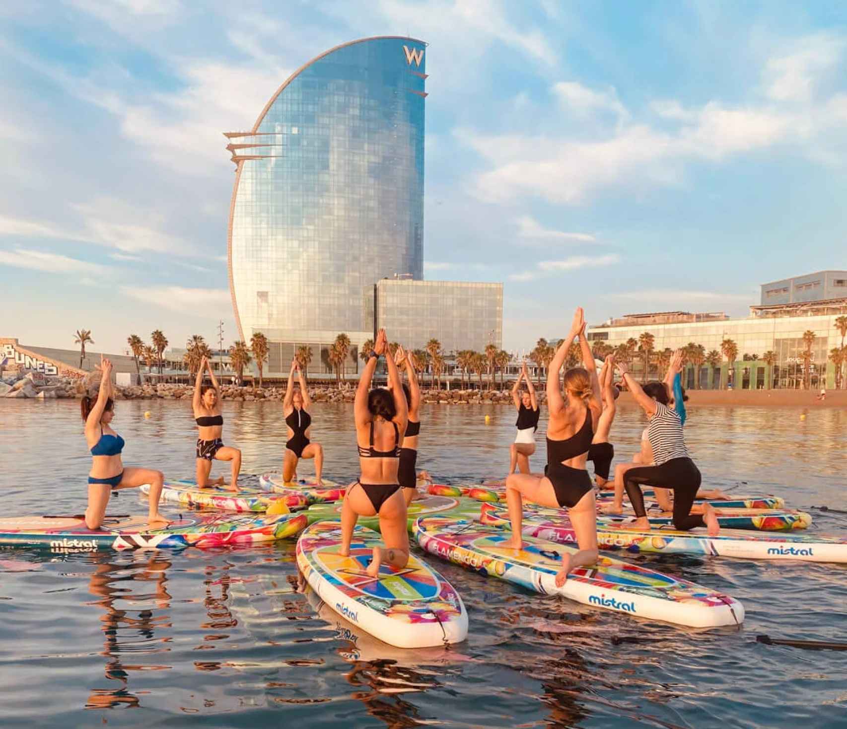 Clases de yoga acuática de la escuela Sea You en la playa de la Barceloneta