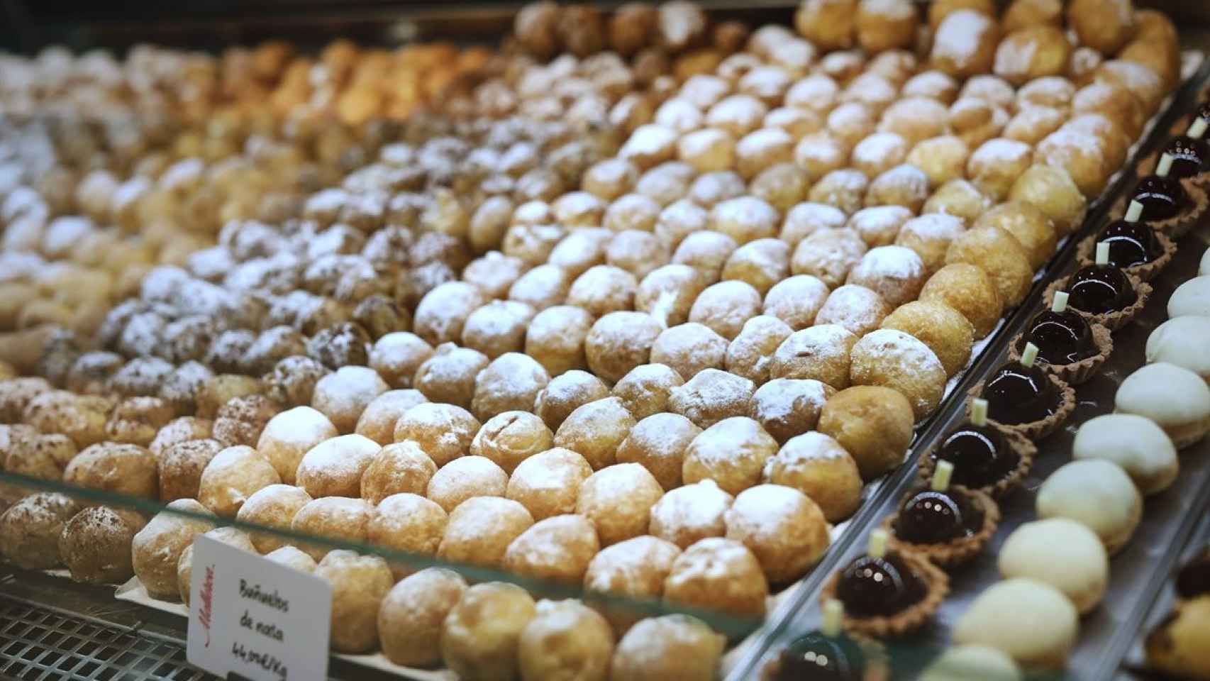 Buñuelos de viento en una pastelería