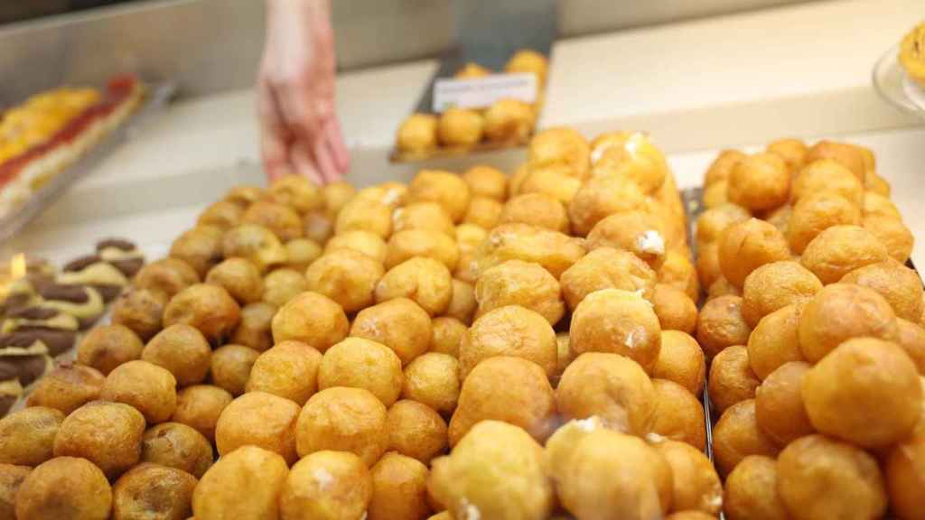 Buñuelos expuestos en una pastelería