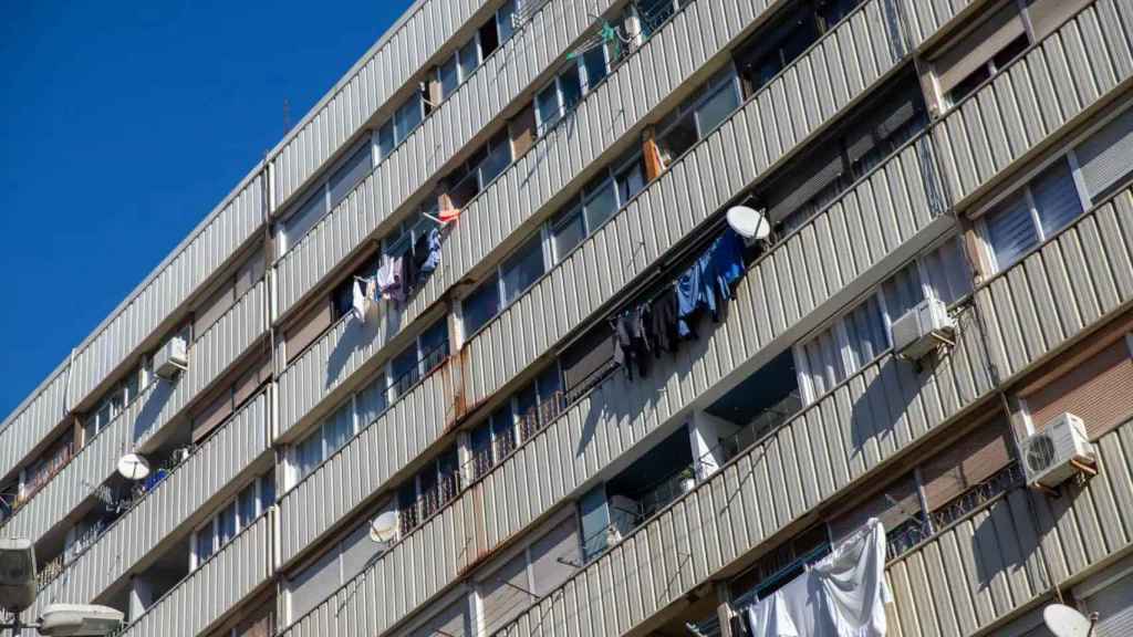 Un edificio de viviendas en el barrio de La Mina, en Sant Adrià de Besòs