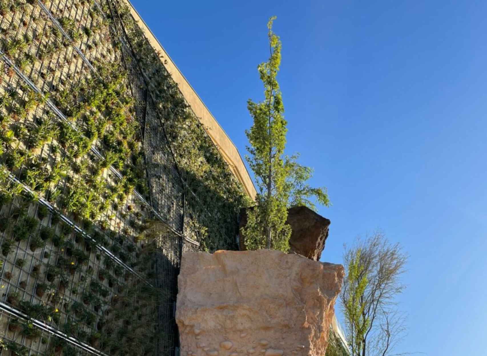 Bosque vertical con árboles en suspensión en Barcelona