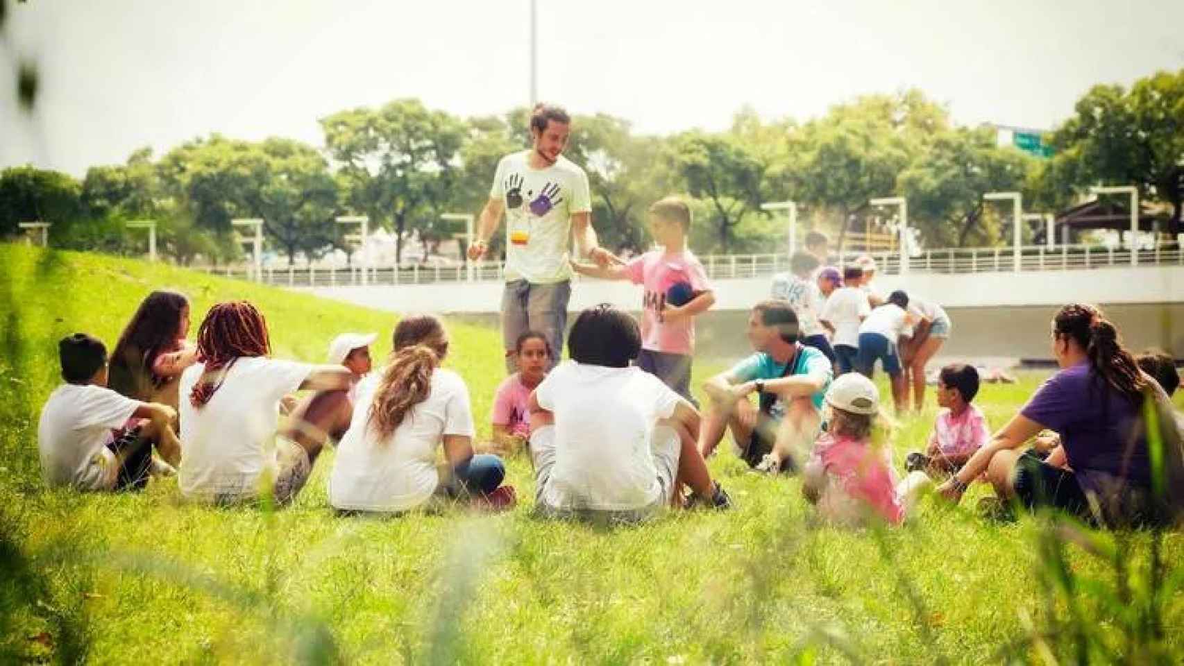 Monitor con varios niños durante el programa 'T'estiu molt'