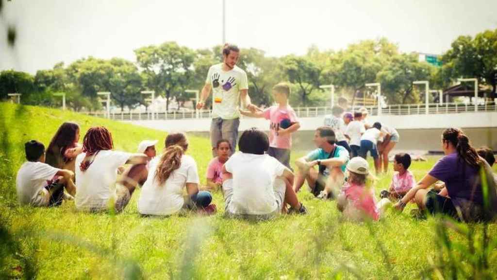 Monitor con varios niños durante el programa 'T'estiu molt'