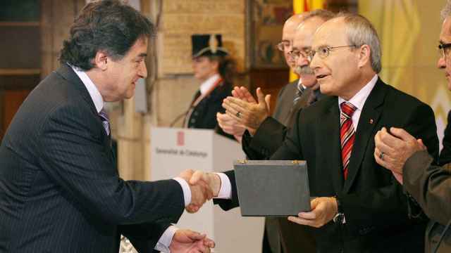 El expresidente de la Generalitat José Montilla entrega la Creu de Sant Jordi a Francesc Codina