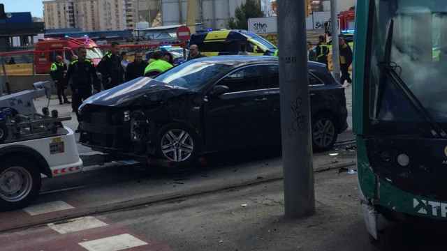 Accidente entre un coche y un tranvía en Barcelona