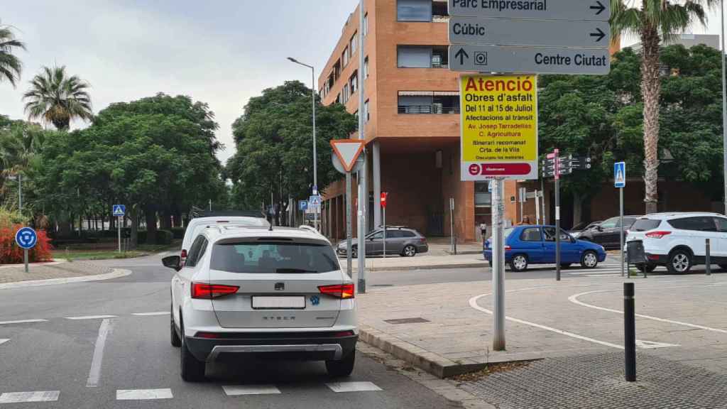 Tráfico de coches en el centro de la ciudad de Viladecans