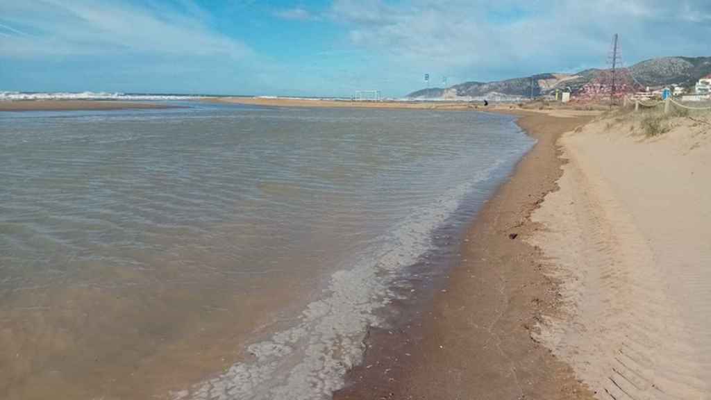 La playa de Castelldefels afectada por el temporal