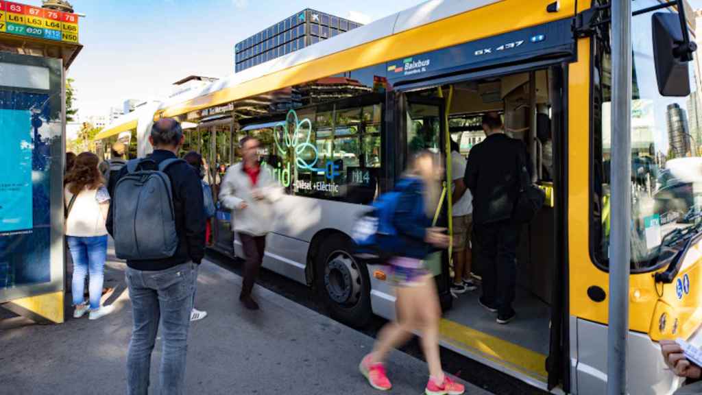 Un autobús circulando por L'Hospitalet de Llobregat