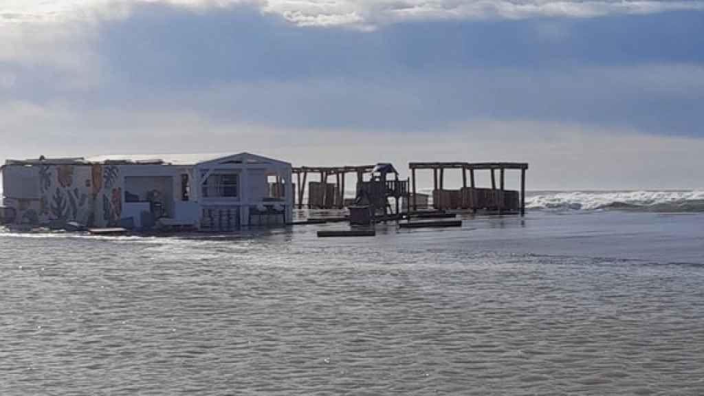 El chiringuito Carita Morena inundado por el temporal Nelson, en la playa Lluminetes de Castelldefels