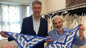 El modista Lorenzo Caprile con el alcalde Albiol y el pañuelo de las Festes de Maig de Badalona