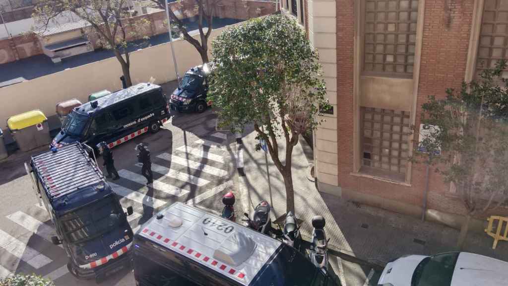 Imagen de los Mossos d'Esquadra desalojando a una treinta personas que ocupaban una nave industrial de Esplugues