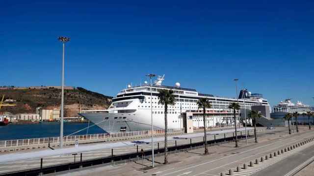 El crucero amarrado en el puerto de Barcelona este miércoles, 3 de abril