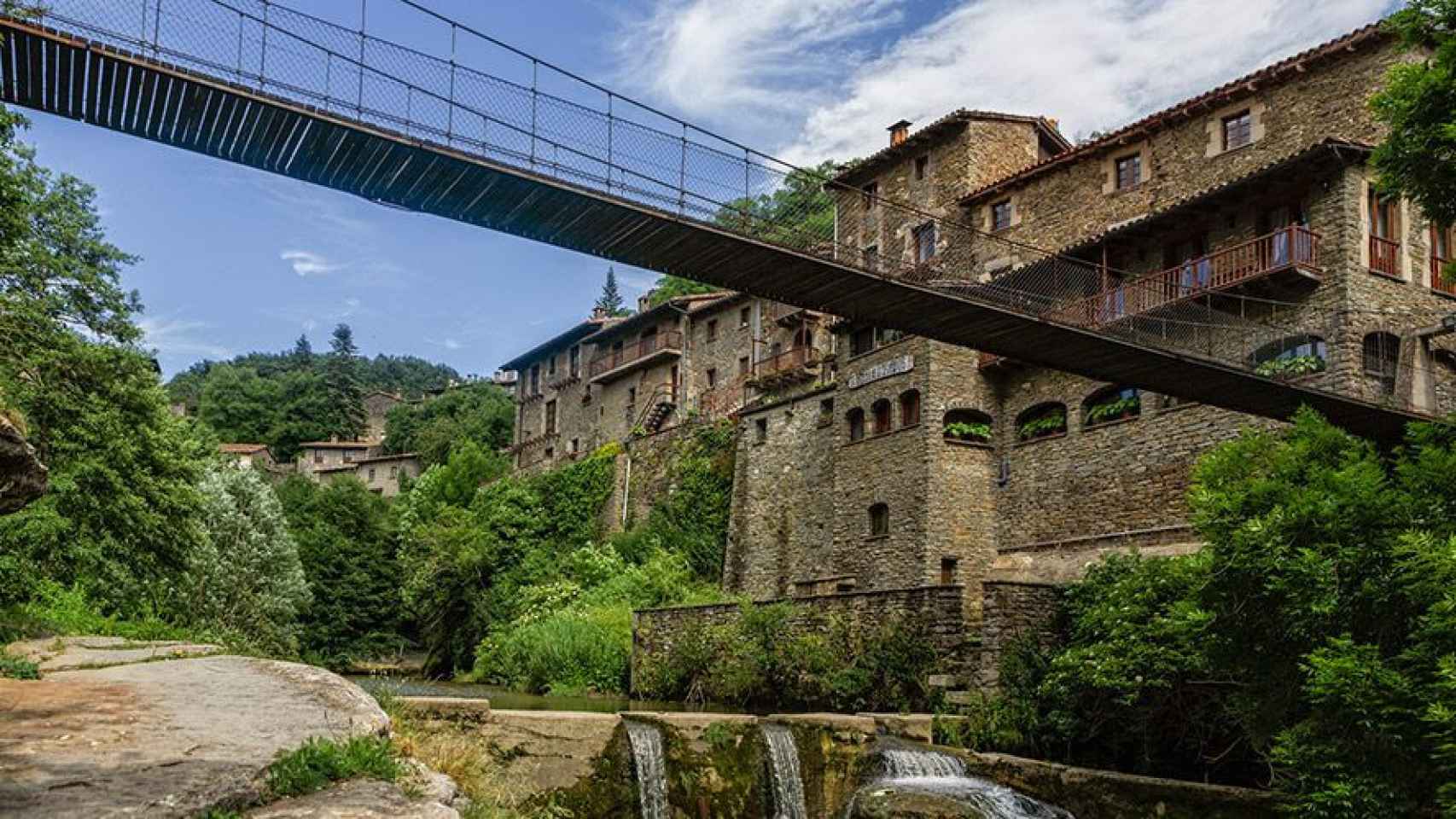 Puente colgante del pueblo medieval de Rupit, en la comarca de Osona